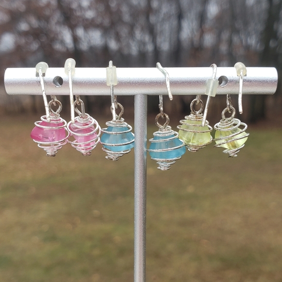 65. 3 Pairs of Drop Earrings - Picture 8 of 10